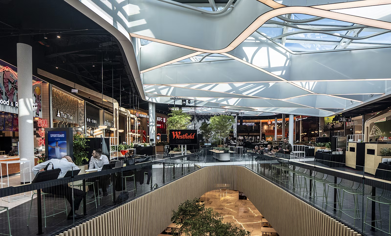 Interiér Centra Černý Most – food court